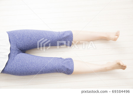 Women's legs 69384496