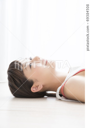 躺在地板上的女人 躺在地板上的女人 69384508