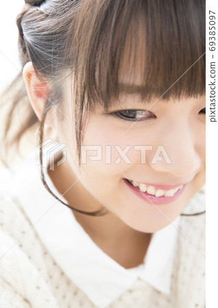 一個女人帶著微笑 一個女人帶著微笑 69385097