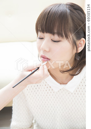 女人化妝 女人化妝 69385134