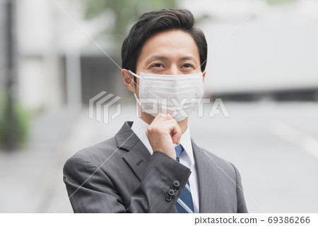 三十多歲的日本商人戴著面具 69386266