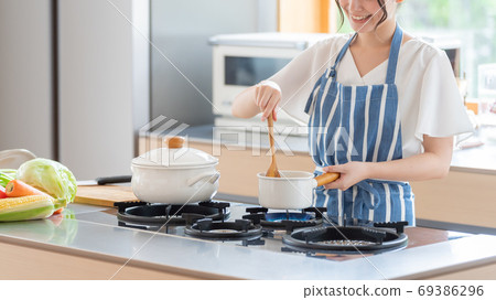 在廚房做飯的女人 在廚房做飯的女人 69386296