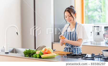 女人在廚房裡剝胡蘿蔔 69386297