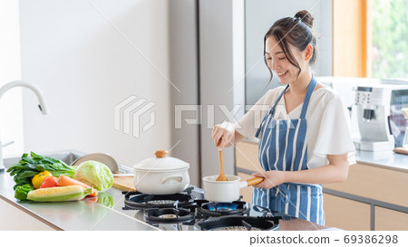 在廚房做飯的女人 69386298