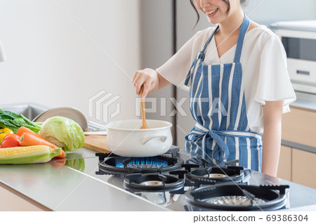 Woman cooking in the kitchen 69386304