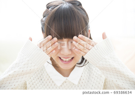 Embarrassing woman Embarrassing woman 69386634