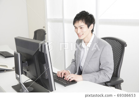 做書桌工作的商人 69386653