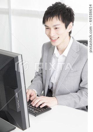 做書桌工作的商人 69386654