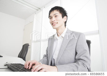 做書桌工作的商人 69386655