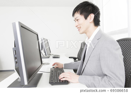 做書桌工作的商人 69386658