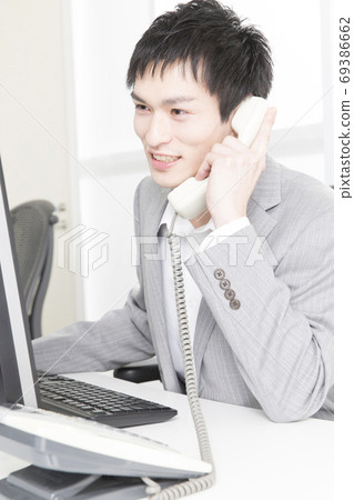 做書桌工作的商人 做書桌工作的商人 69386662