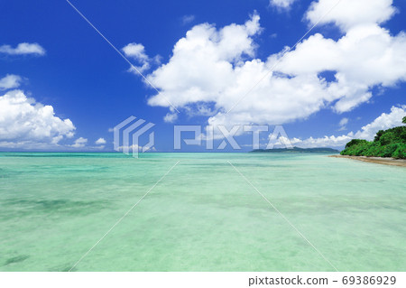 Beautiful sea from the west pier of Taketomi Island 69386929