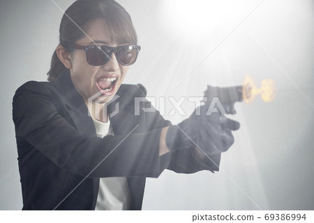 一個女人拿著槍 一個女人拿著槍 69386994