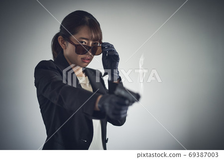 A woman with a gun 69387003