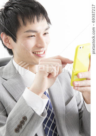 看智能手機的商人 69387217