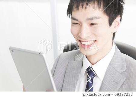 Businesspeople watching Tablet PC 69387233