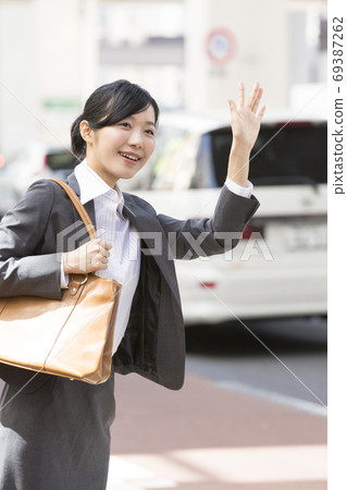 停止一輛出租車的女商人 69387262