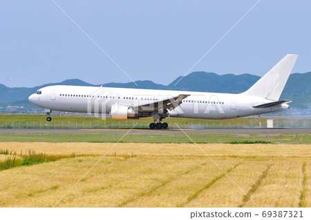 飛機降落在出雲機場 飛機降落在出雲機場 69387321