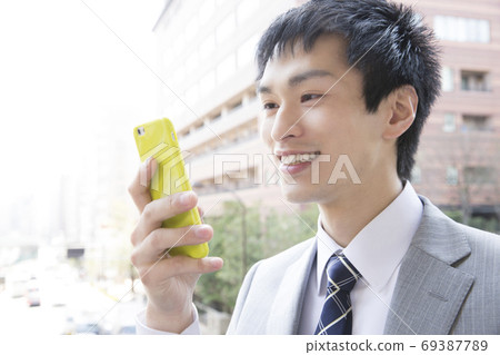 看智能手機的商人 看智能手機的商人 69387789