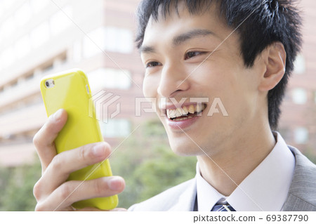 看智能手機的商人 看智能手機的商人 69387790