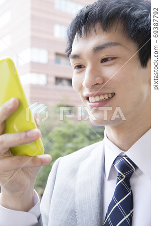 看智能手機的商人 看智能手機的商人 69387792