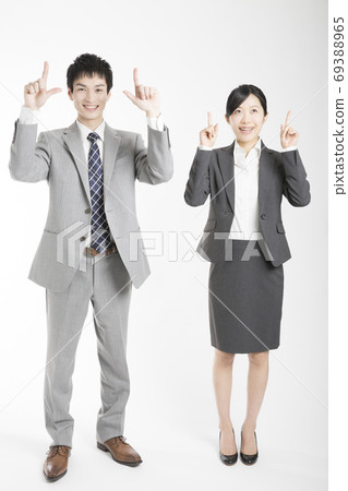 Businessmen and office ladies pointing 69388965