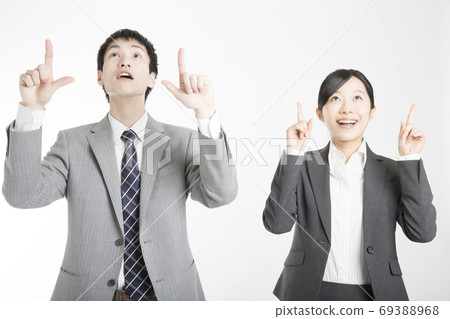 Businessmen and office ladies pointing 69388968
