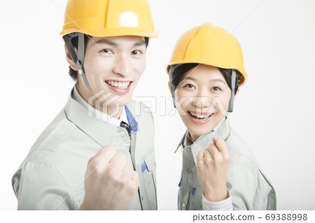 男人和女人做膽量的姿勢 69388998