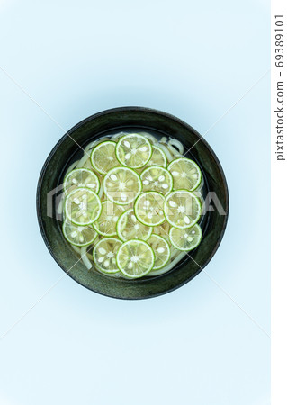 Cold udon noodles with summer-like sudachi 69389101