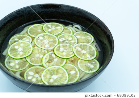 Cold udon noodles with summer-like sudachi 69389102