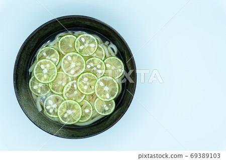 Cold udon noodles with summer-like sudachi 69389103