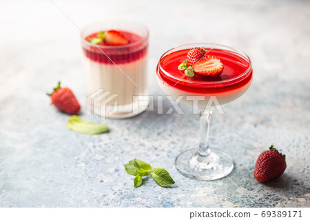 panna cotta dessert 69389171