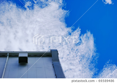 建築物的外牆有排氣管，藍天白雲 69389486