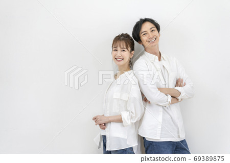 一對年輕男人和女人Arasa夫婦的形象 69389875