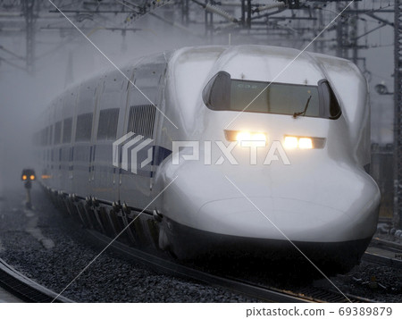 東海道新幹線700系列C32編隊在雨中奔跑 69389879