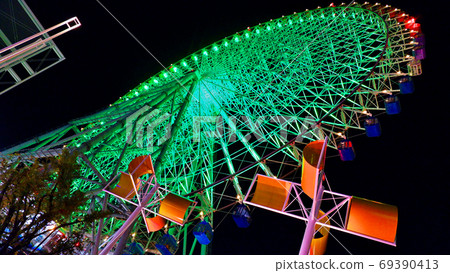 Ferris wheel and windmill_at Osaka Nanko Tempozan Barber Village 69390413
