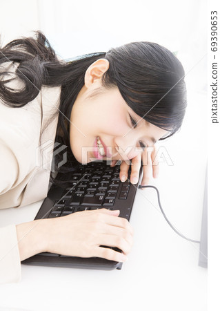 疲倦的OL 69390653