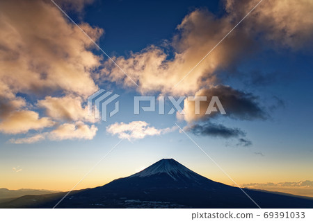 從天嶽山看日出的天空和富士山 從天嶽山看日出的天空和富士山 69391033