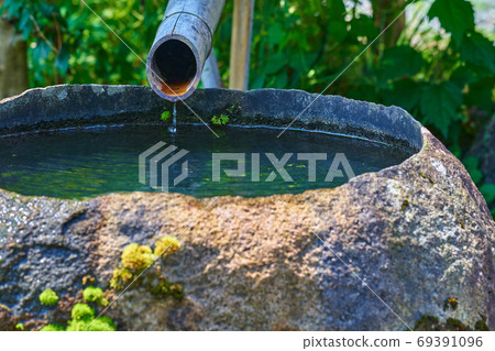 Mountain water poured into Tsukubai. Mountain water poured into Tsukubai. 69391096