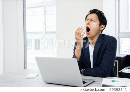 打呵欠的年輕人 69392841