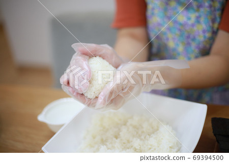 一個女人抱著一個飯糰的手 69394500