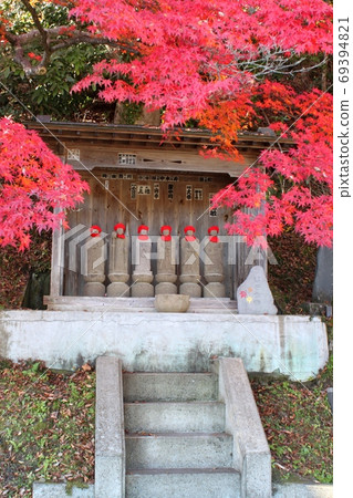 Jizo surrounded by bright red maple leaves, Eigenji Temple, Daigo Town Jizo surrounded by bright red maple leaves, Eigenji Temple, Daigo Town 69394821