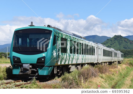 Resort Shirakami that goes on the Gono line in the summer sky 69395362