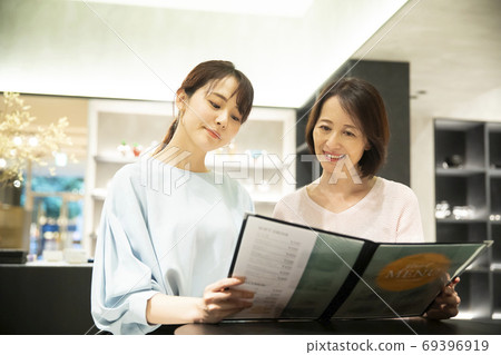 Parent and child looking at the menu 69396919