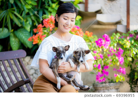 女人抱著兩隻小狗 女人抱著兩隻小狗 69396955