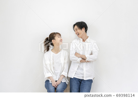 一對年輕男人和女人夫婦的形象 69398114