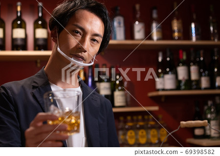 A bartender who uses a mouse shield as a countermeasure against new corona infection A bartender who uses a mouse shield as a countermeasure against new corona infection 69398582