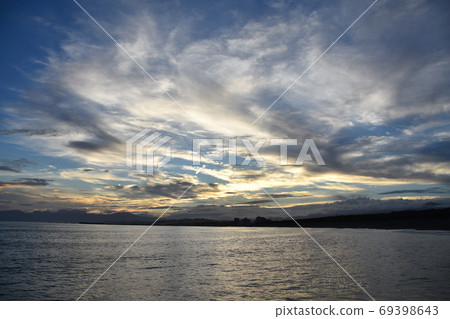 黃昏時分，海岸崎崎海岸和雲 69398643
