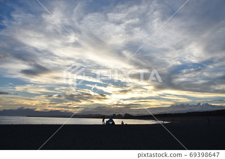 黃昏時分，海岸崎崎海岸和雲 69398647