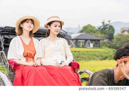Women and friends enjoying a rickshaw on Yufuin girls' trip [September] [Photo cooperation rickshaw Ebisuya] 69399347